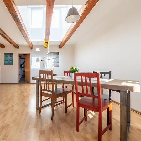 Old Loft, 2br, 7 Guests *